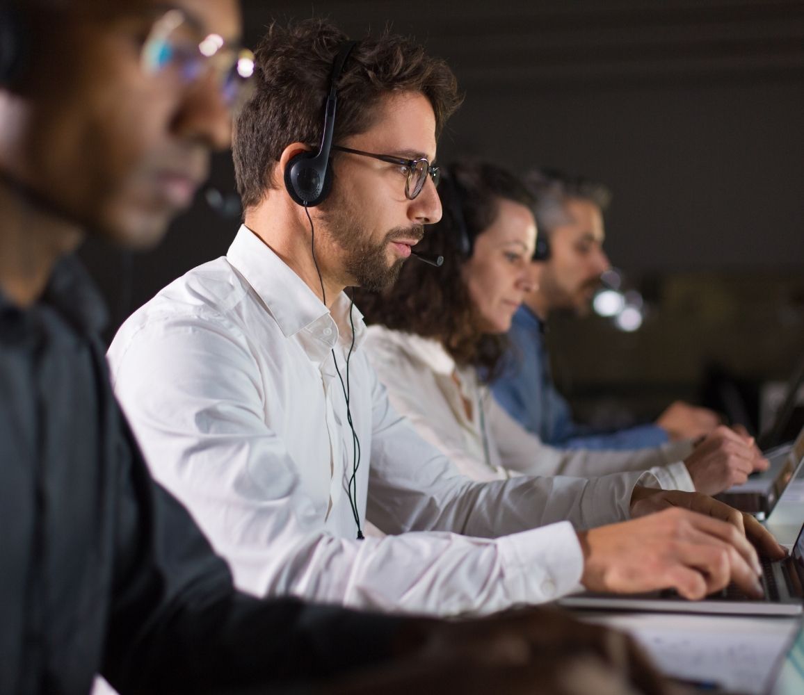 Equipe de suporte da Task com headset, atendendo chamados