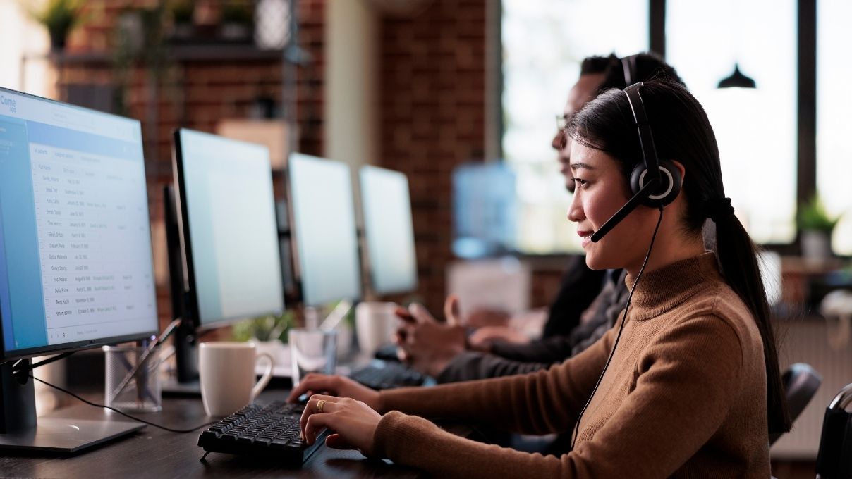 Atendente da Task ao telefone na sede.