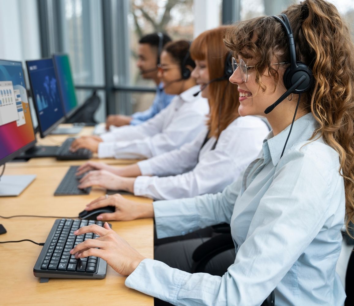 Equipe de atendimento da Task ao telefone.