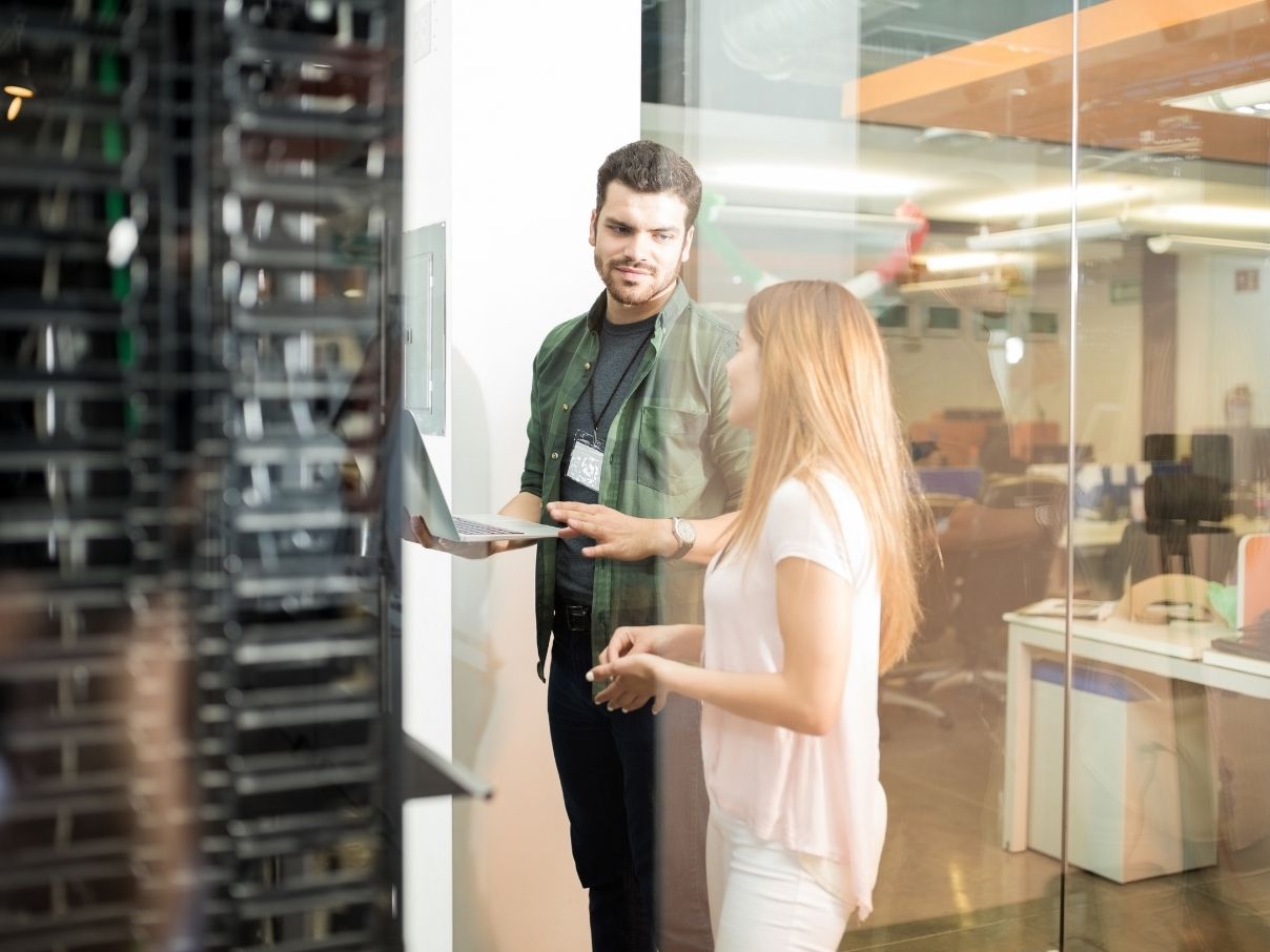 Equipe da Task junto ao rack, no data center próprio.