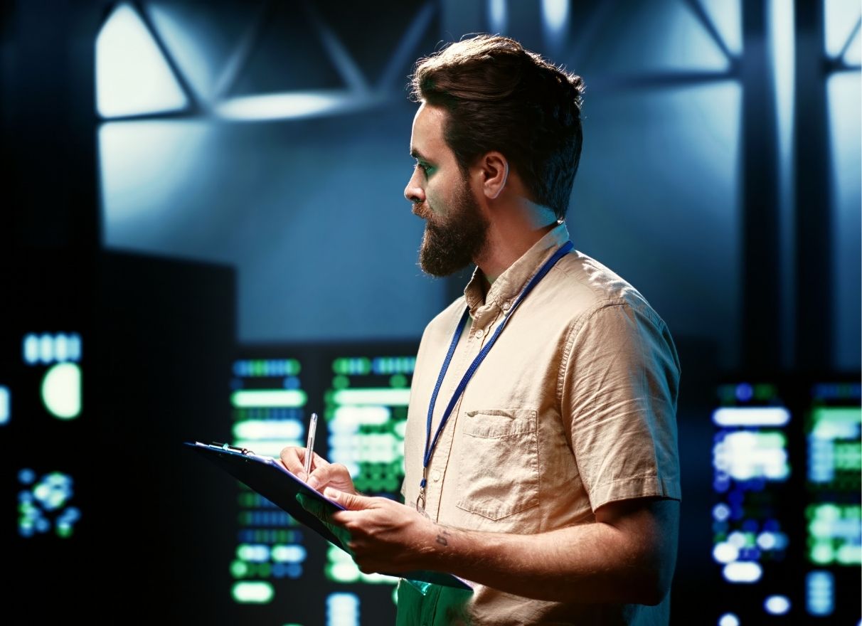 Técnico da Task conferindo o equipamento no data center.