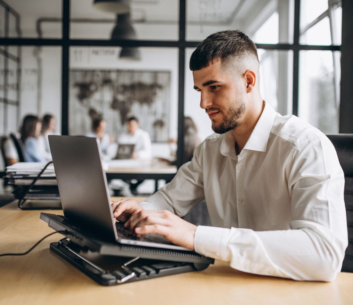 Profissional alterando o apontamento de DNS no notebook