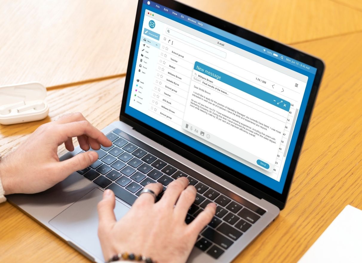 Mensagem sendo escrita no webmail em um notebook