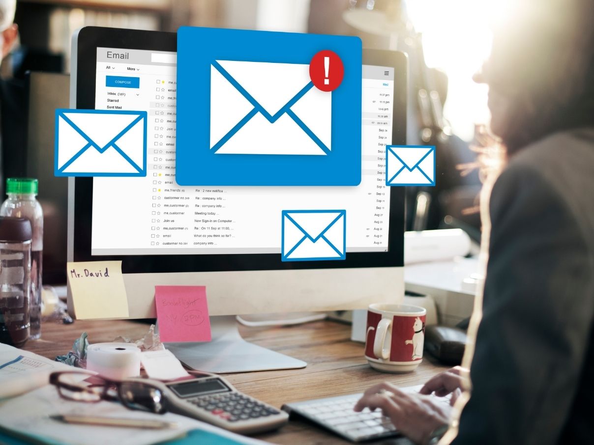 Caixa de e-mail corporativo aberta no computador