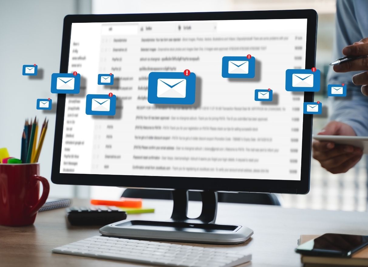 Caixa de e-mail corporativo aberta no computador.
