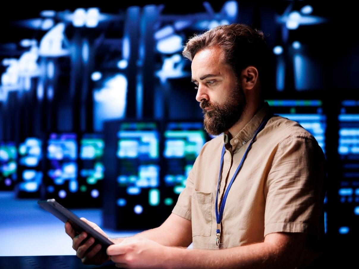 Técnico da Task conferindo os servidores pelo tablet no data center