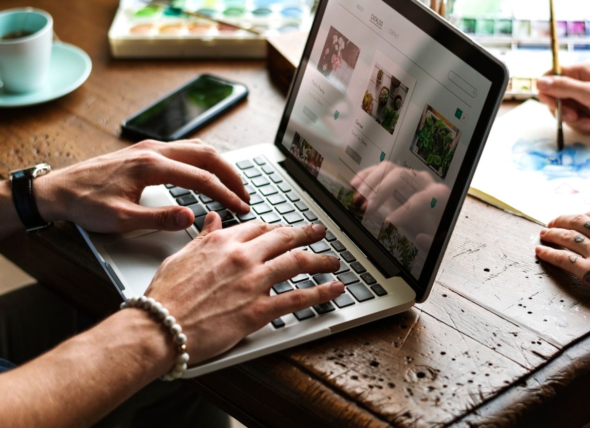 Site em WordPress sendo editado em um notebook